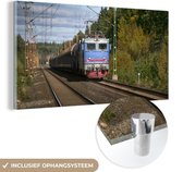 MuchoWow® Glasschilderij 120x60 cm - Schilderij acrylglas - Een trein op een spoorlijn - Foto op glas - Schilderijen