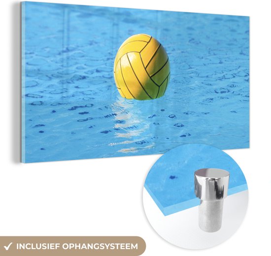 MuchoWow® Glasschilderij 80x40 cm - Schilderij acrylglas - Waterpolo bal in het water - Foto op glas - Schilderijen
