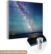 MuchoWow® Glasschilderij 20x20 cm - Schilderij acrylglas - Melkweg boven een uitgestrekt waterlichaam - Foto op glas - Schilderijen