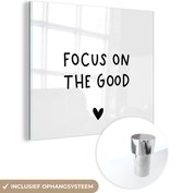 MuchoWow® Peinture sur verre 90x90 cm - Peinture sur verre - Citation anglaise "Focus on the good " avec un cœur sur fond blanc - Photo sur verre acrylique - Peintures