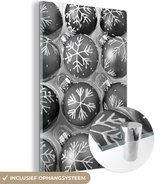 MuchoWow® Glasschilderij 60x90 cm - Schilderij acrylglas - Een doos met kerst ornamenten - zwart wit - Foto op glas - Schilderijen