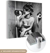 MuchoWow® Glasschilderij 50x50 cm - Schilderij acrylglas - Vrouw - Toilet - Zwart - Wit - Foto op glas - Schilderijen