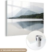 MuchoWow® Glasschilderij 160x120 cm - Schilderij acrylglas - Mistige bergen bij het meer in het Nationaal park Snowdonia - Foto op glas - Schilderijen