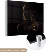 MuchoWow® Glasschilderij 80x60 cm - Schilderij acrylglas - Vrouwen - Goud - Schmink - Foto op glas - Schilderijen