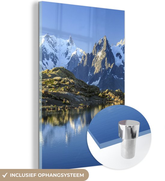 MuchoWow® Glasschilderij 40x60 cm - Schilderij acrylglas - Besneeuwde toppen van de Mont Blanc worden weerspiegeld in White Lake - Foto op glas - Schilderijen