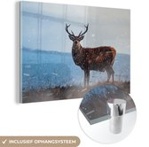 MuchoWow® Glasschilderij 30x20 cm - Schilderij acrylglas - Hert op de besneeuwde heide - Foto op glas - Schilderijen
