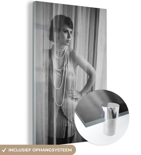 MuchoWow® Glasschilderij 80x120 cm - Schilderij acrylglas - Zwart-wit vrouw tussen gordijnen - Foto op glas - Schilderijen