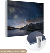 MuchoWow® Glasschilderij 120x90 cm - Schilderij acrylglas - Een meteoorregen boven het meer - Foto op glas - Schilderijen