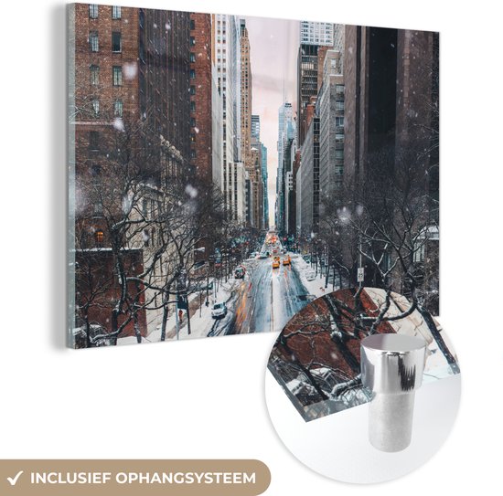 MuchoWow® Glasschilderij 60x40 cm - Schilderij acrylglas - New York - Sneeuw - Manhattan - Winter - Straat - Foto op glas - Schilderijen