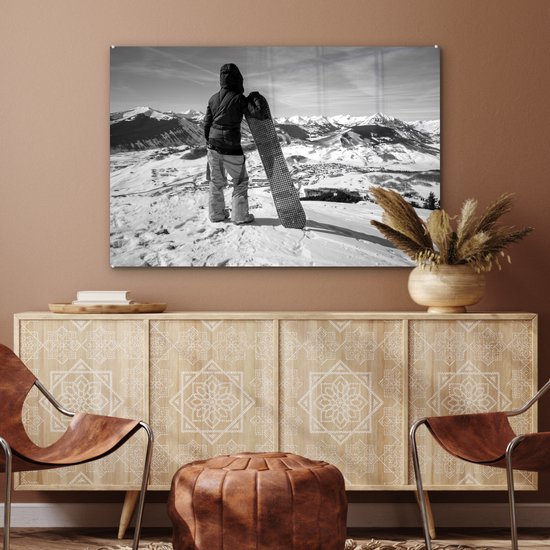 ® Glasschilderij 120x80 cm - Schilderij acrylglas - Een meisje met snowboard staat te kijken naar besneeuwde bergen - Foto op glas - Muurdecoratie woonkamer - Wanddecoratie slaapkamer - Schilderijen