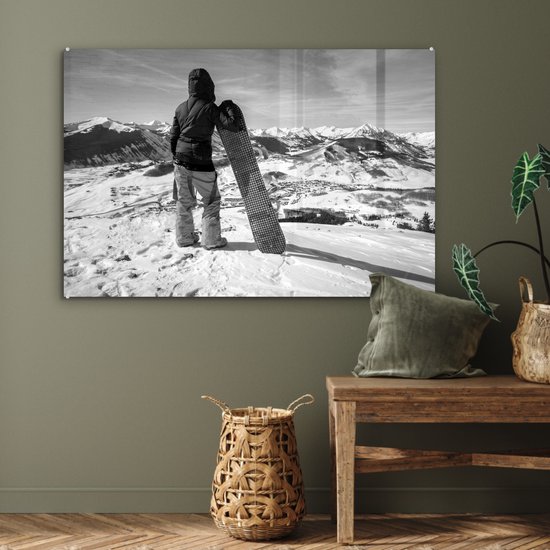 ® Glasschilderij 120x80 cm - Schilderij acrylglas - Een meisje met snowboard staat te kijken naar besneeuwde bergen - Foto op glas - Muurdecoratie woonkamer - Wanddecoratie slaapkamer - Schilderijen