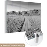 MuchoWow® Glasschilderij 120x80 cm - Schilderij acrylglas - Zanderig pad in het Afrikaanse Namibië - zwart wit - Foto op glas - Schilderijen