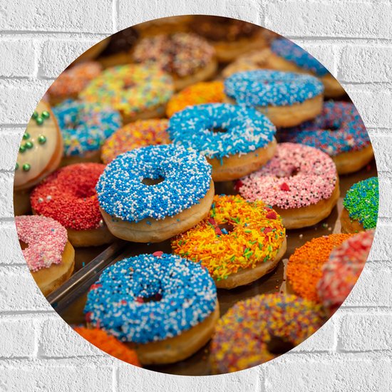 Muursticker Cirkel - Rij Verse Donuts met Verschillende Kleuren Sprinkles - 60x60 cm Foto op Muursticker