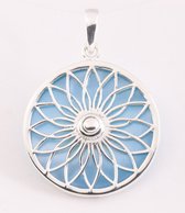 Ronde zilveren hanger met lotus bloem op blauwe schelp