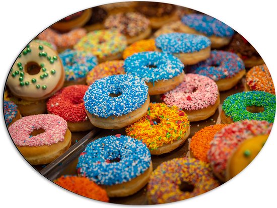 Dibond Ovaal - Rij Verse Donuts met Verschillende Kleuren Sprinkles - 68x51 cm Foto op Ovaal (Met Ophangsysteem)