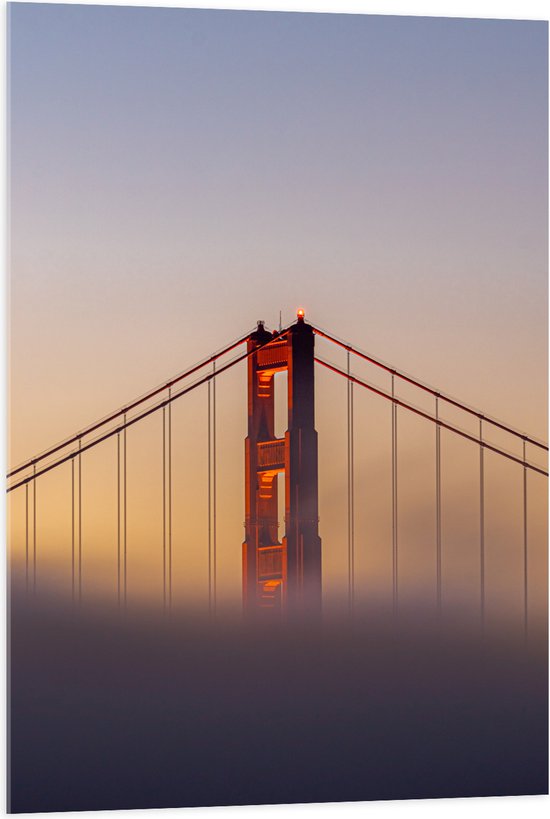 Acrylglas - Golden Gate Bridge in de Ochtendmist tijdens Zonsopkomst - 70x105 cm Foto op Acrylglas (Met Ophangsysteem)