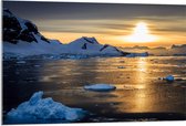 Acrylglas - IJsbergen langs Bevroren Meer tijdens Felle Zonsondergang - 105x70 cm Foto op Acrylglas (Met Ophangsysteem)