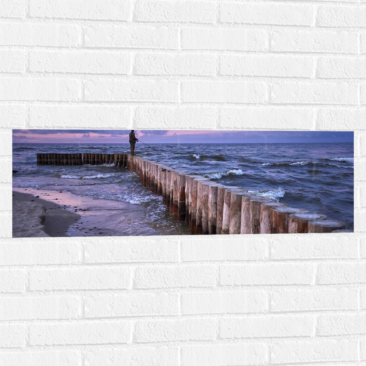 Muursticker - Man op Palen in de Wilde Zee tijdens het Vissen - 90x30 cm Foto op Muurstick