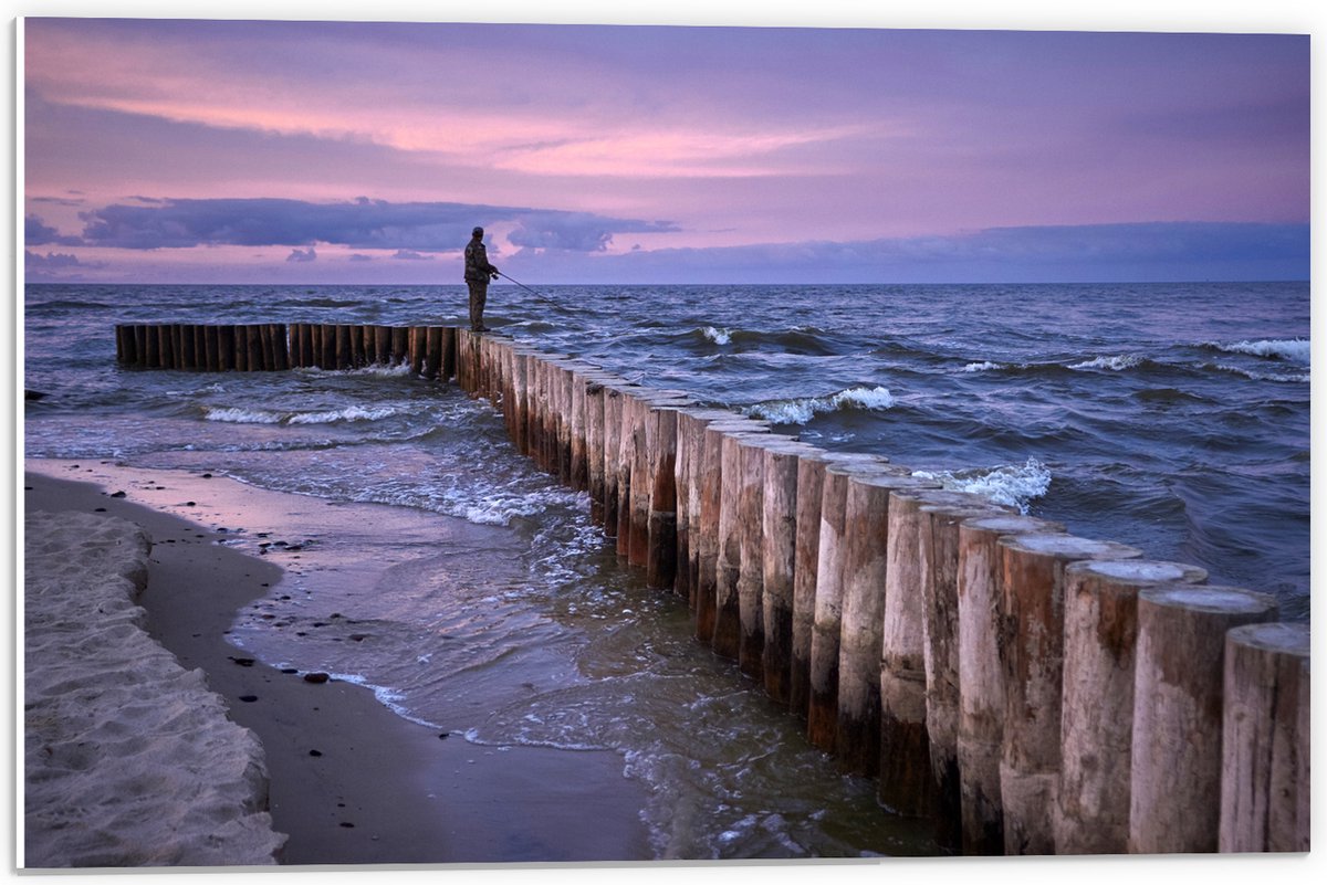 PVC Schuimplaat- Man op Palen in de Wilde Zee tijdens het Vissen - 60x40 cm Foto op PVC Sc