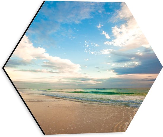 Dibond Hexagon - Kalme Oceaan aanstromend op het Strand onder Wolkenveld - 30x26.1 cm Foto op Hexagon (Met Ophangsysteem)
