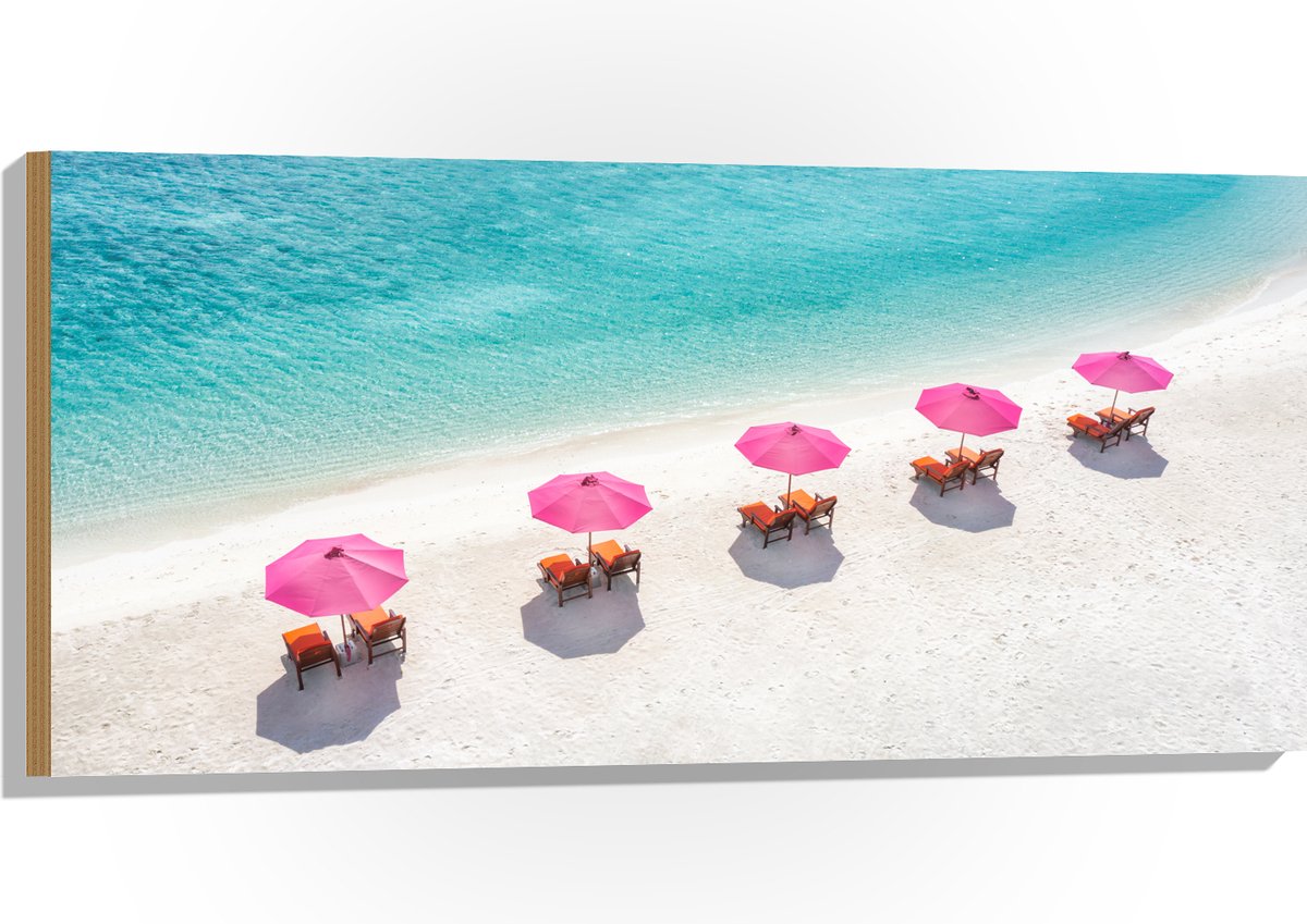 Hout - Ligbedden onder Roze Parasols op het Witte Strand bij Blauwe Oceaan - 100x50 cm - 9 mm dik - Foto op Hout (Met Ophangsysteem)