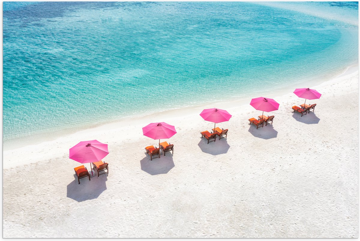 Poster (Mat) - Ligbedden onder Roze Parasols op het Witte Strand bij Blauwe Oceaan - 90x60