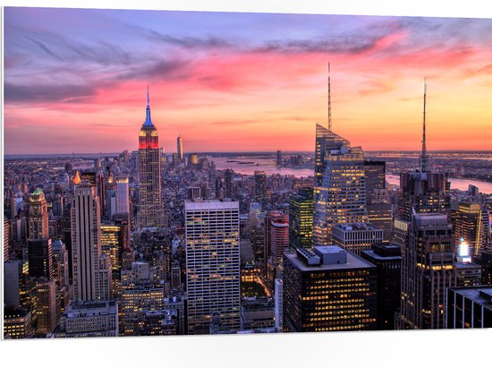 WallClassics - PVC Schuimplaat - Uitzicht over de Stad New York bij Zonsopkomst - 105x70 cm Foto op PVC Schuimplaat (Met Ophangsysteem)