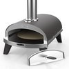 Zwarte compacte pizzaoven met zilveren rand, verchroomde schoorsteen en open deur, met pizzasteen.