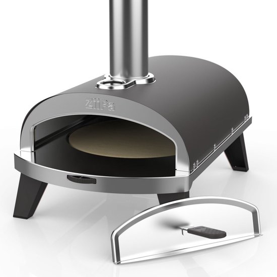 Zwarte compacte pizzaoven met zilveren rand, verchroomde schoorsteen en open deur, met pizzasteen.
