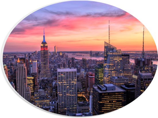 WallClassics - PVC Schuimplaat Ovaal - Uitzicht over de Stad New York bij Zonsopkomst - 28x21 cm Foto op Ovaal (Met Ophangsysteem)