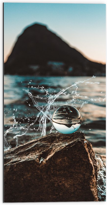 Dibond - Glazen Bol op een Rots langs het Water - 50x100 cm Foto op Aluminium (Met Ophangsysteem)