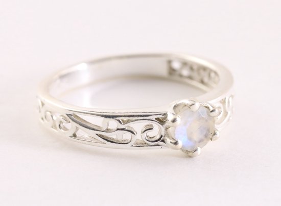 Fijne opengewerkte zilveren ring met regenboog maansteen - maat 17.5