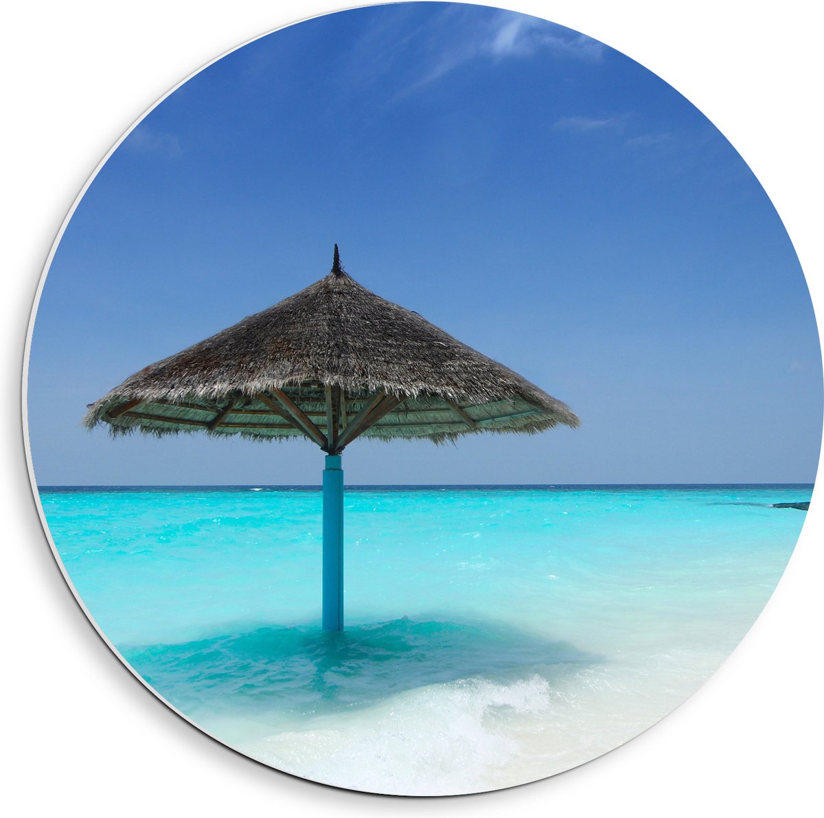 PVC Schuimplaat Muurcirkel - Rieten Parasol op het Strand bij het Blauwe Water - 40x40 cm