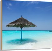 Hout - Rieten Parasol op het Strand bij het Blauwe Water - 80x80 cm - 9 mm dik - Foto op Hout (Met Ophangsysteem)