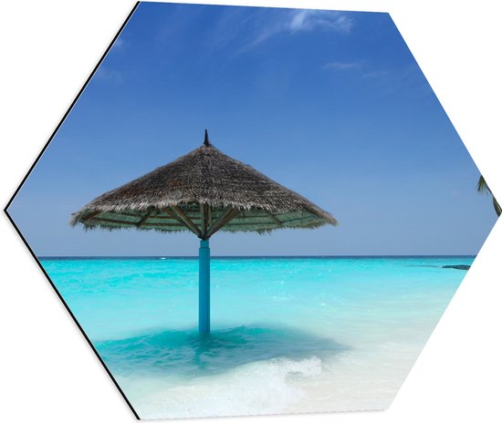 Dibond Hexagon - Rieten Parasol op het Strand bij het Blauwe Water - 60x52.2 cm Foto op Hexagon (Met Ophangsysteem)