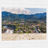 Muursticker - Uitzicht over Dorpje aan de Rand van Berg in Laos - 100x75 cm Foto op Muursticker