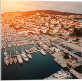 Acrylglas - Uitzicht op een Haven in Kroatië tijdens de Avondzon - 50x50 cm Foto op Acrylglas (Wanddecoratie op Acrylaat)