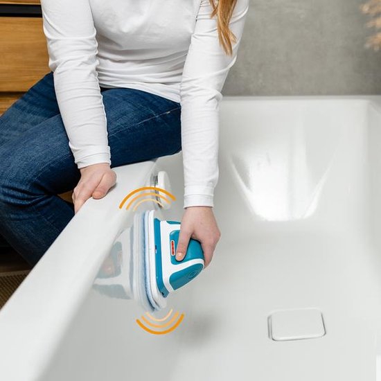 Vrouw poetst met de blauw-witte Livington MultiScrubber op de rand van een wit bad.