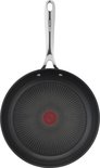 Zwarte koekenpan met roestvrijstalen handvat en rode T-fal Thermo-Spot indicator, van bovenaf gefotografeerd.
