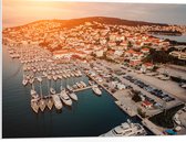 PVC Schuimplaat- Uitzicht op een Haven in Kroatië tijdens de Avondzon - 80x60 cm Foto op PVC Schuimplaat