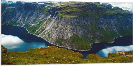 Vlag - Kalm Meer tussen de Hoge Bergen vol Groen Mos - 100x50 cm Foto op Polyester Vlag