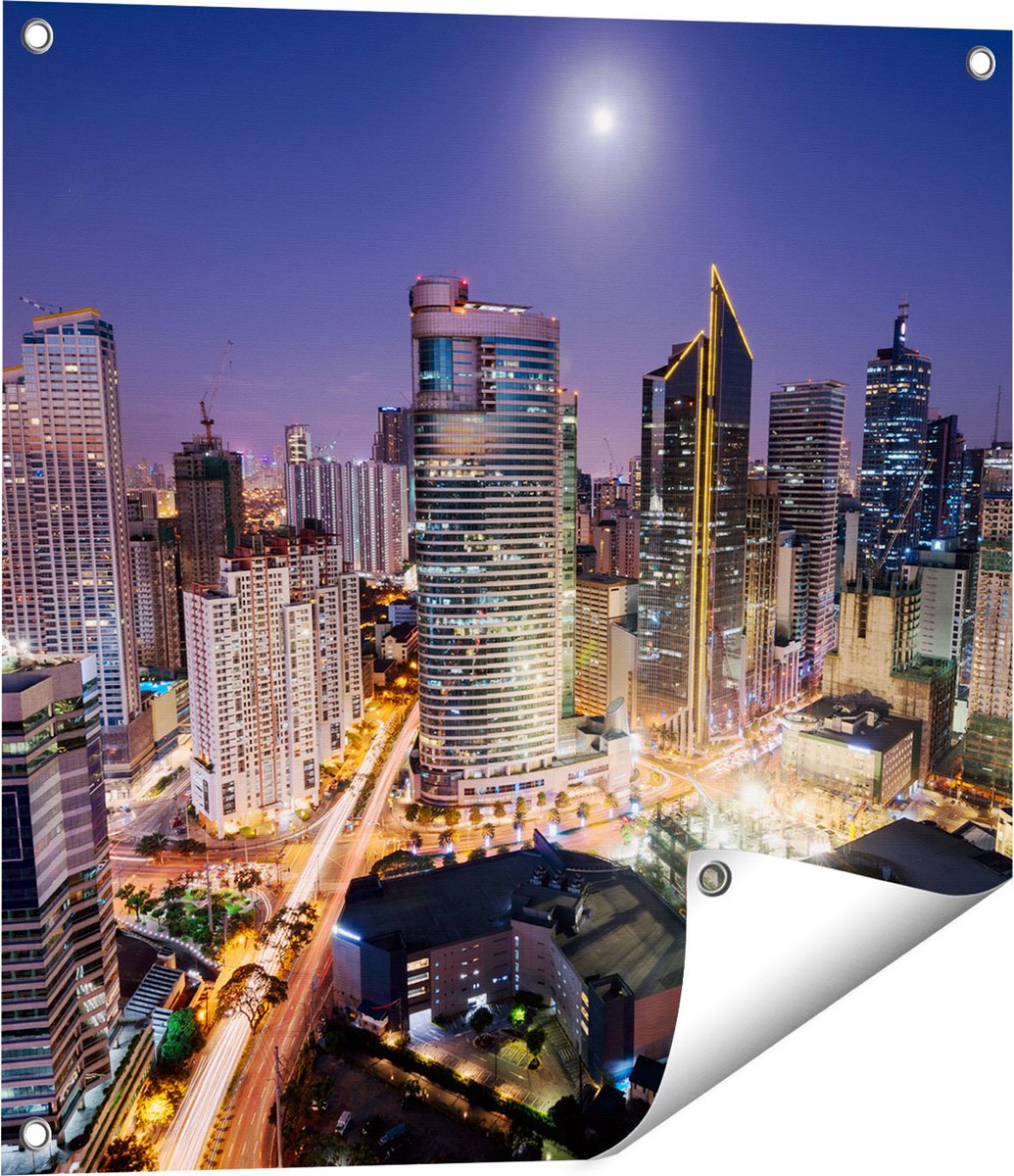 Gards Tuinposter Makati Stad Skyline in de Nacht in Thailand - 60x60 cm - Tuindoek - Tuindecoratie - Wanddecoratie buiten - Tuinschilderij Multikleur