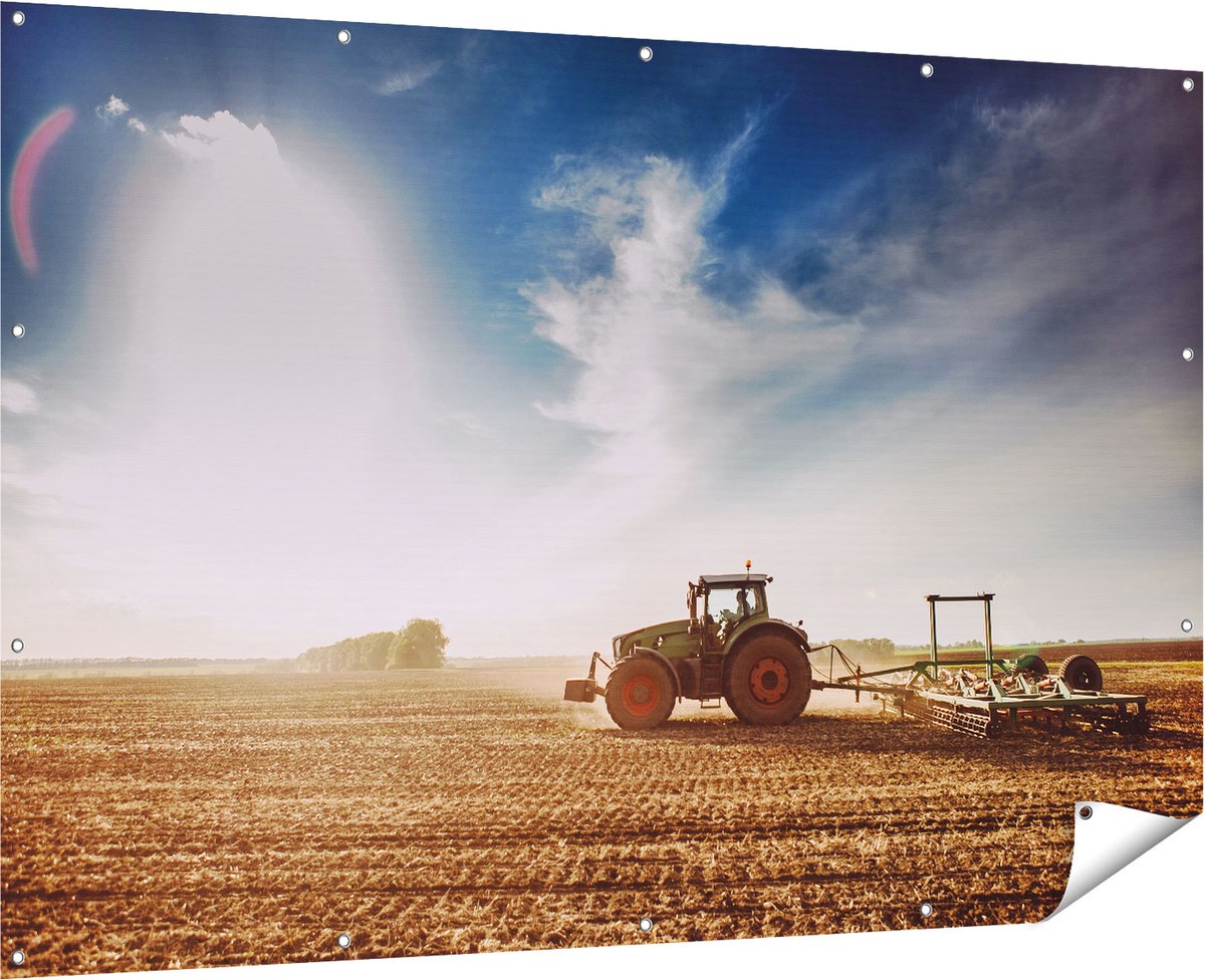 Gards Tuinposter Tractor op het Veld - Trekker - 180x120 cm - Tuindoek - Tuindecoratie - Wanddecoratie buiten - Tuinschilderij Multikleur