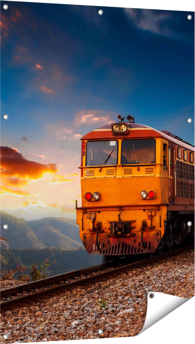 Gards Tuinposter Trein tussen de Bergen in Thailand - 80x120 cm - Tuindoek - Tuindecoratie - Wanddecoratie buiten - Tuinschilderij Multikleur