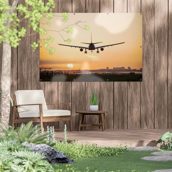 Gards Tuinposter Vliegtuig Landt tijdens Zonsondergang - 150x100 cm - Tuindoek - Tuindecoratie - Wanddecoratie buiten - Tuinschilderij