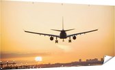 Gards Tuinposter Vliegtuig Landt tijdens Zonsondergang - 200x100 cm - Tuindoek - Tuindecoratie - Wanddecoratie buiten - Tuinschilderij