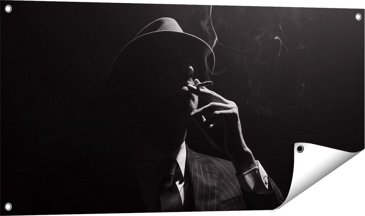 Gards Tuinposter Man met Hoed Rookt een Sigaar - 100x50 cm - Tuindoek - Tuindecoratie - Wanddecoratie buiten - Tuinschilderij Multikleur