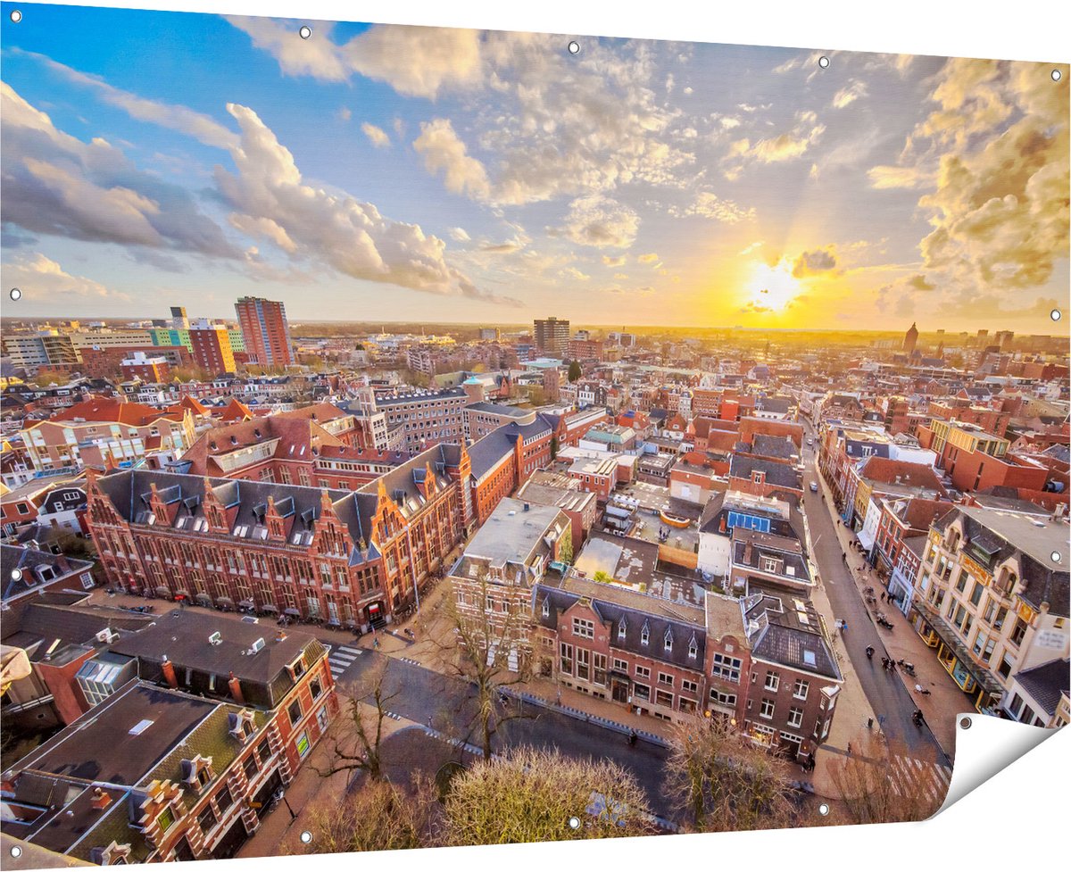 Gards Tuinposter Groningen Stad bij Zonsondergang - 180x120 cm - Tuindoek - Tuindecoratie - Wanddecoratie buiten - Tuinschilderij Multikleur
