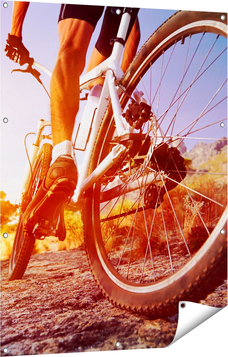 Gards Tuinposter Mountainbike Fietser op Stenen bij Zonsopgang - 90x120 cm - Tuindoek - Tuindecoratie - Wanddecoratie buiten - Tuinschilderij Multikleur