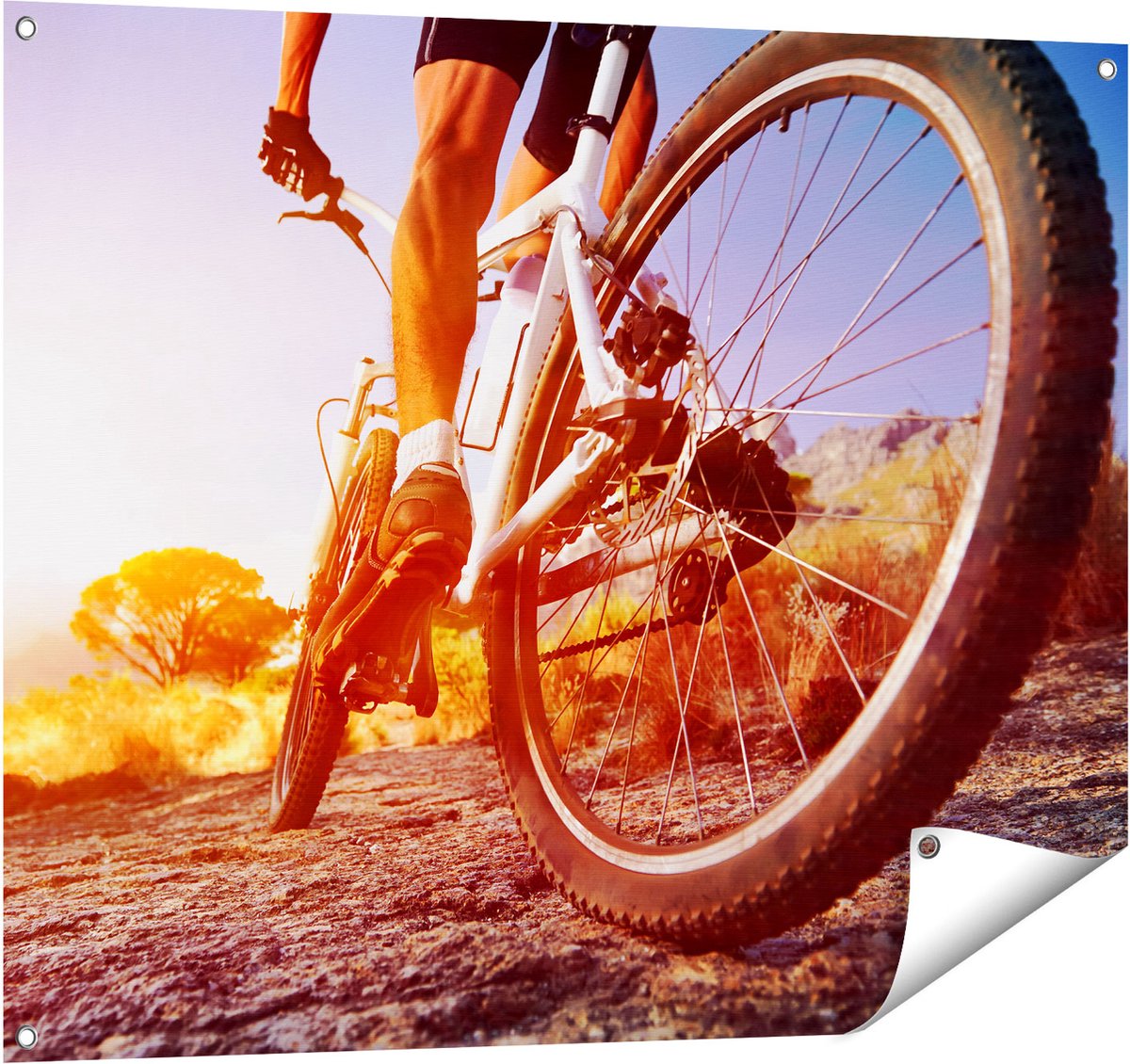 Gards Tuinposter Mountainbike Fietser op Stenen bij Zonsopgang - 100x80 cm - Tuindoek - Tuindecoratie - Wanddecoratie buiten - Tuinschilderij Multikleur